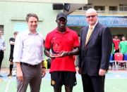 Principal of HKMA David Li Kwok Po College Nicholas Puiu (right) presents souvenirs to Managing Director, Asia Pacific of Manchester United Jamie Reigle (left) and Manchester United legend Dwight Yorke (middle).
